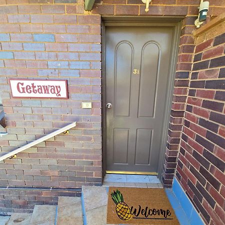 Tumut Valley Motel Pet Friendly Bagian luar foto