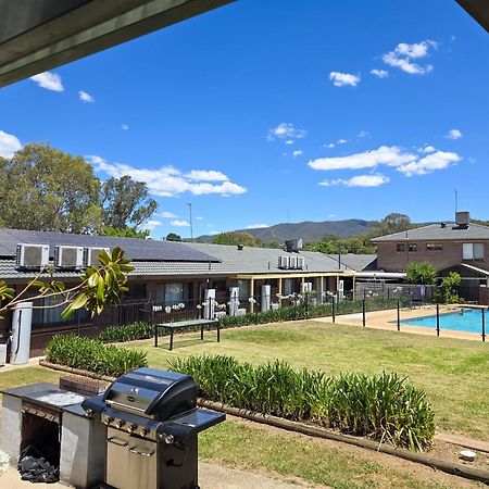 Tumut Valley Motel Pet Friendly Bagian luar foto