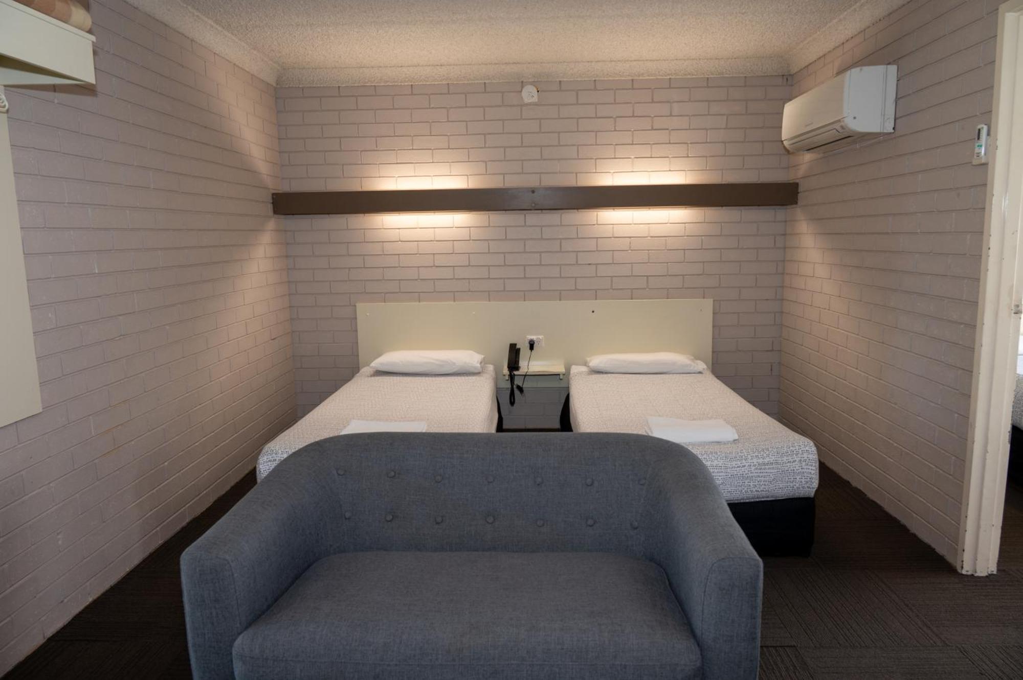 Tumut Valley Motel Pet Friendly Bagian luar foto