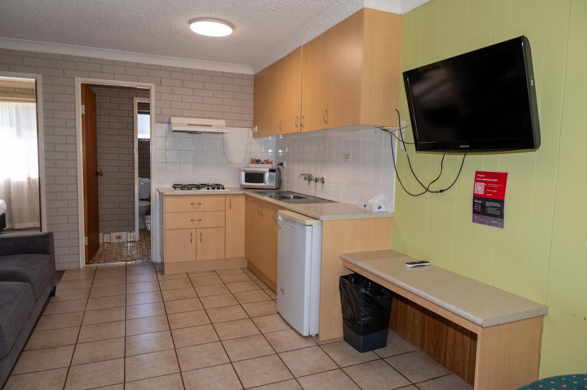 Tumut Valley Motel Pet Friendly Bagian luar foto