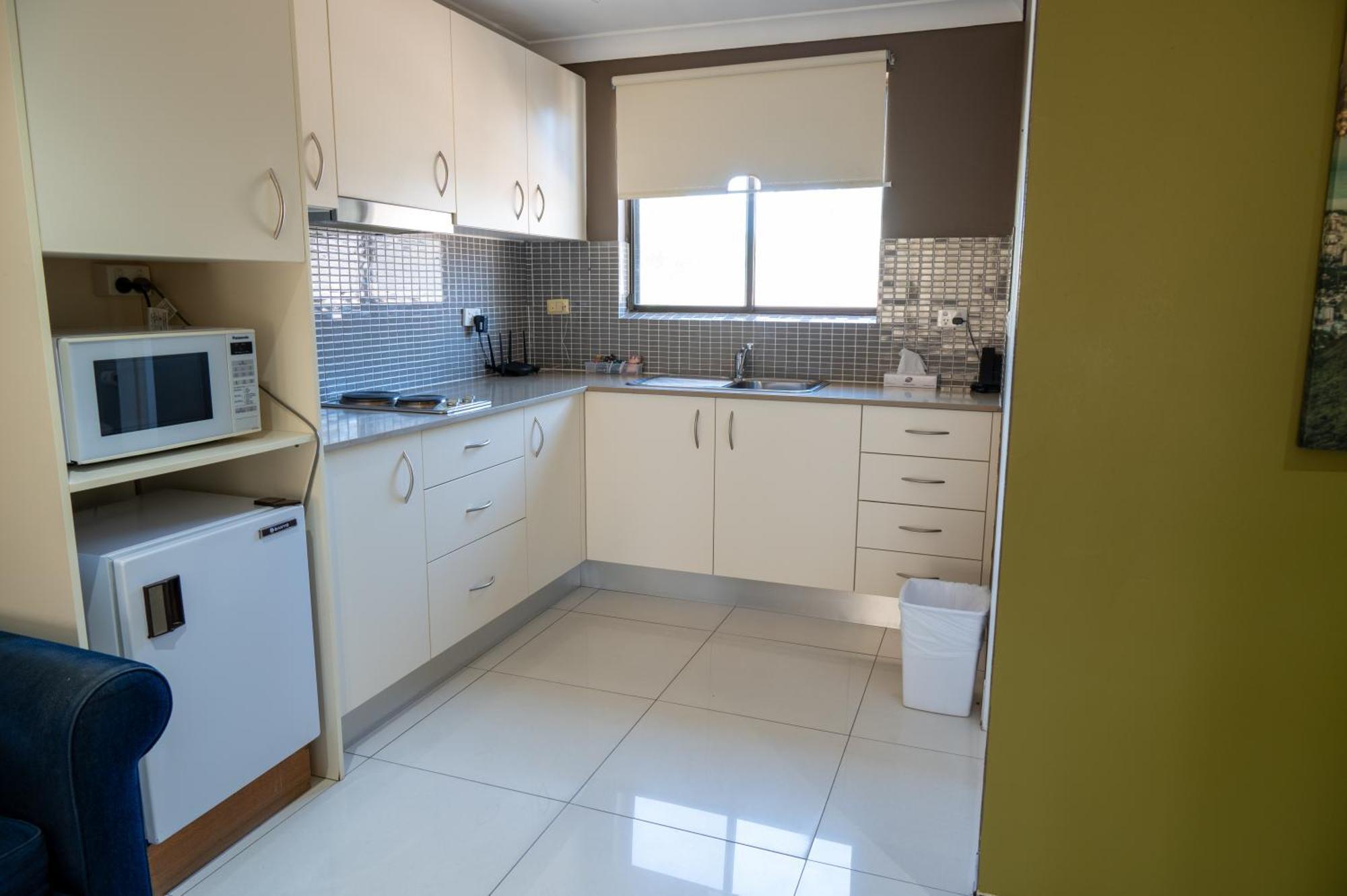 Tumut Valley Motel Pet Friendly Bagian luar foto