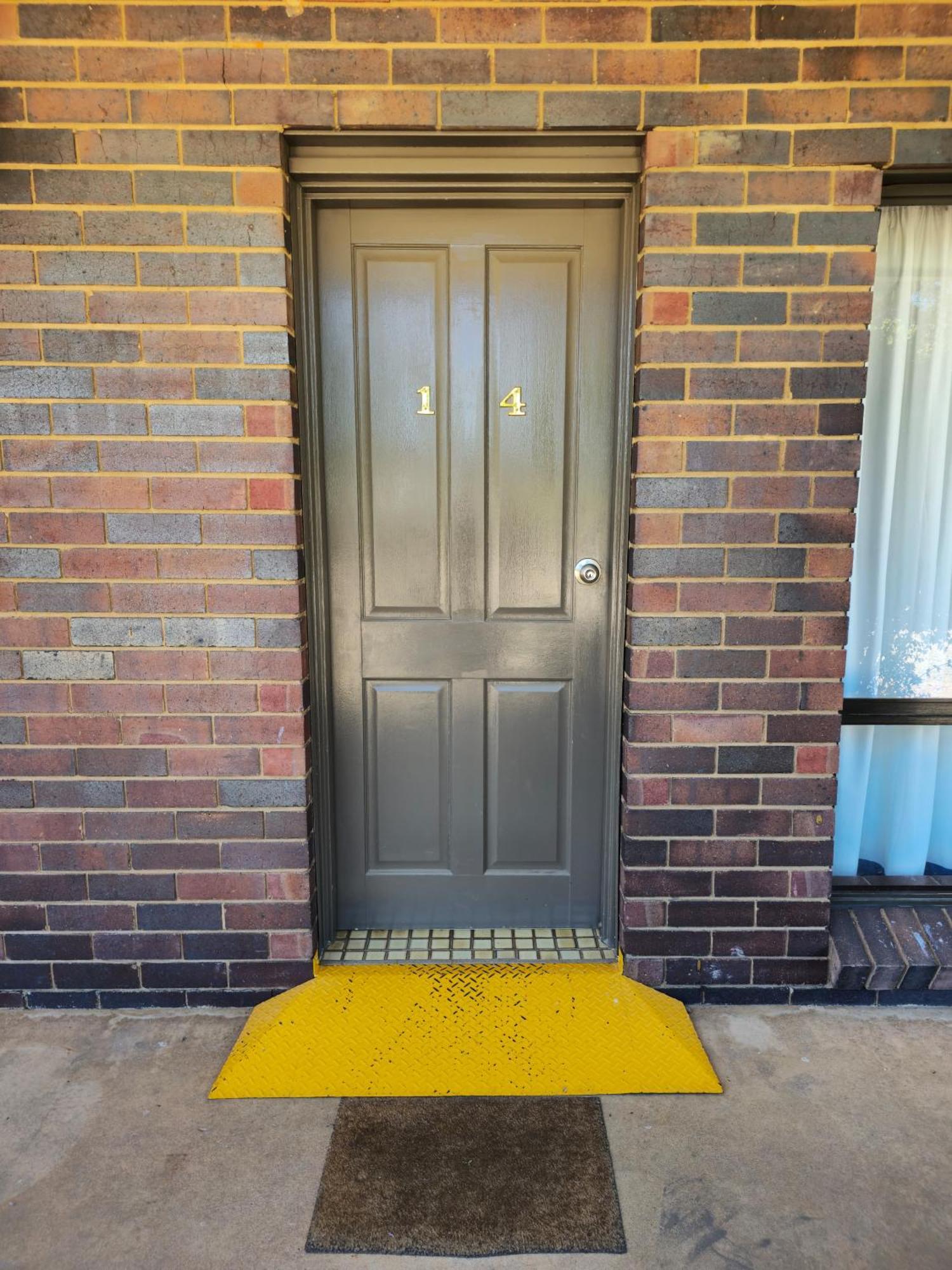 Tumut Valley Motel Pet Friendly Bagian luar foto