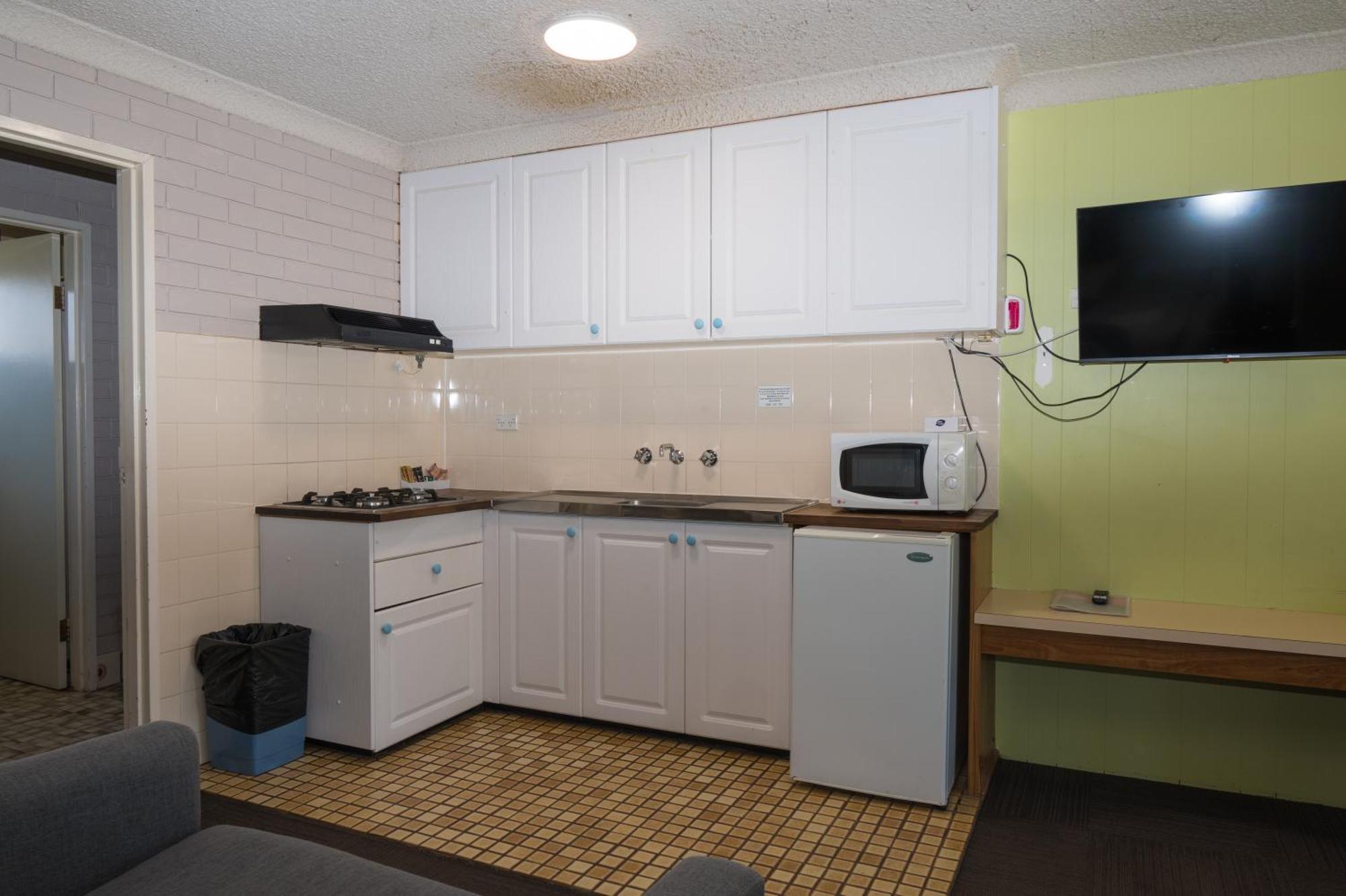 Tumut Valley Motel Pet Friendly Bagian luar foto