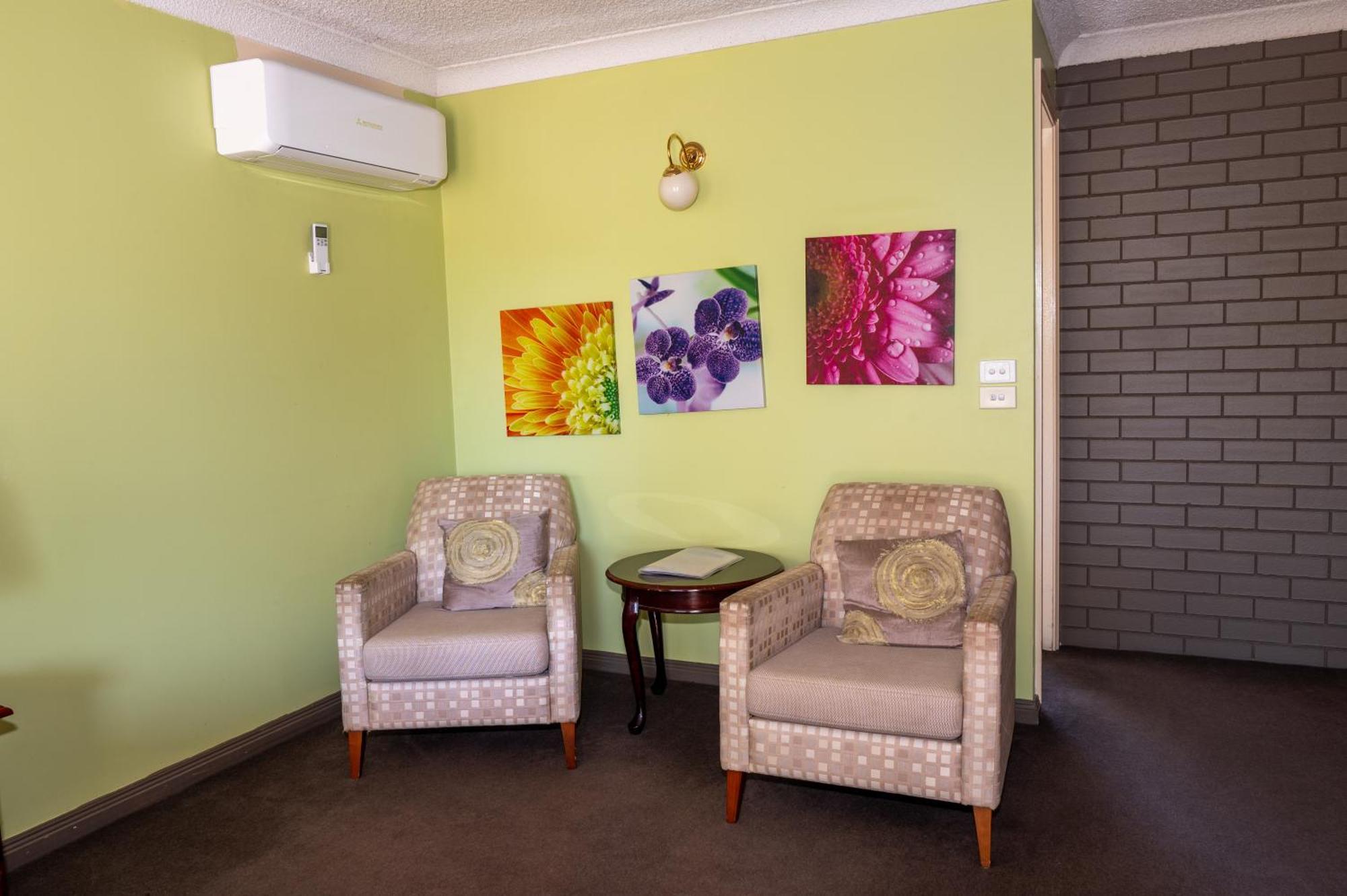 Tumut Valley Motel Pet Friendly Bagian luar foto