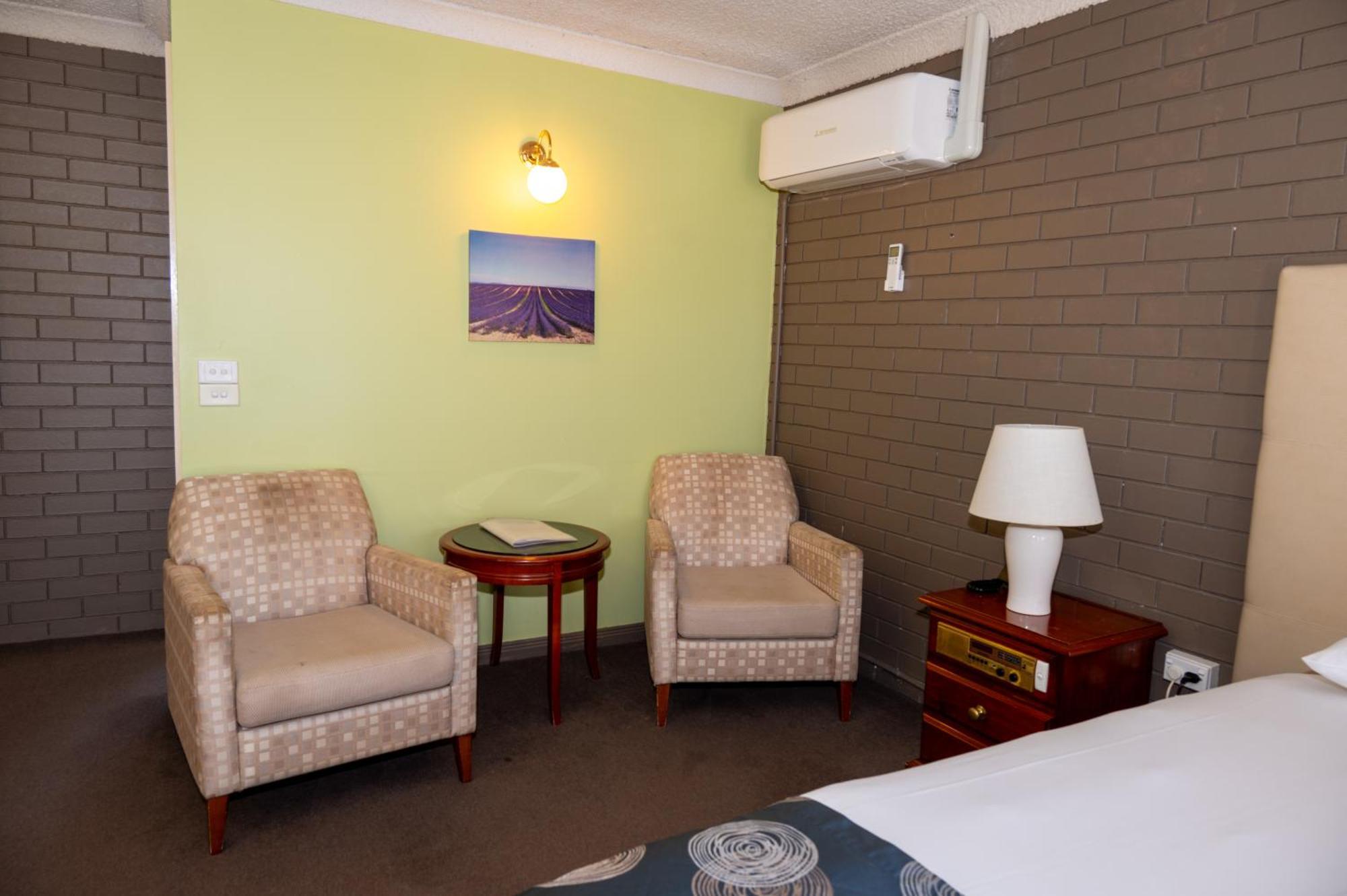 Tumut Valley Motel Pet Friendly Bagian luar foto