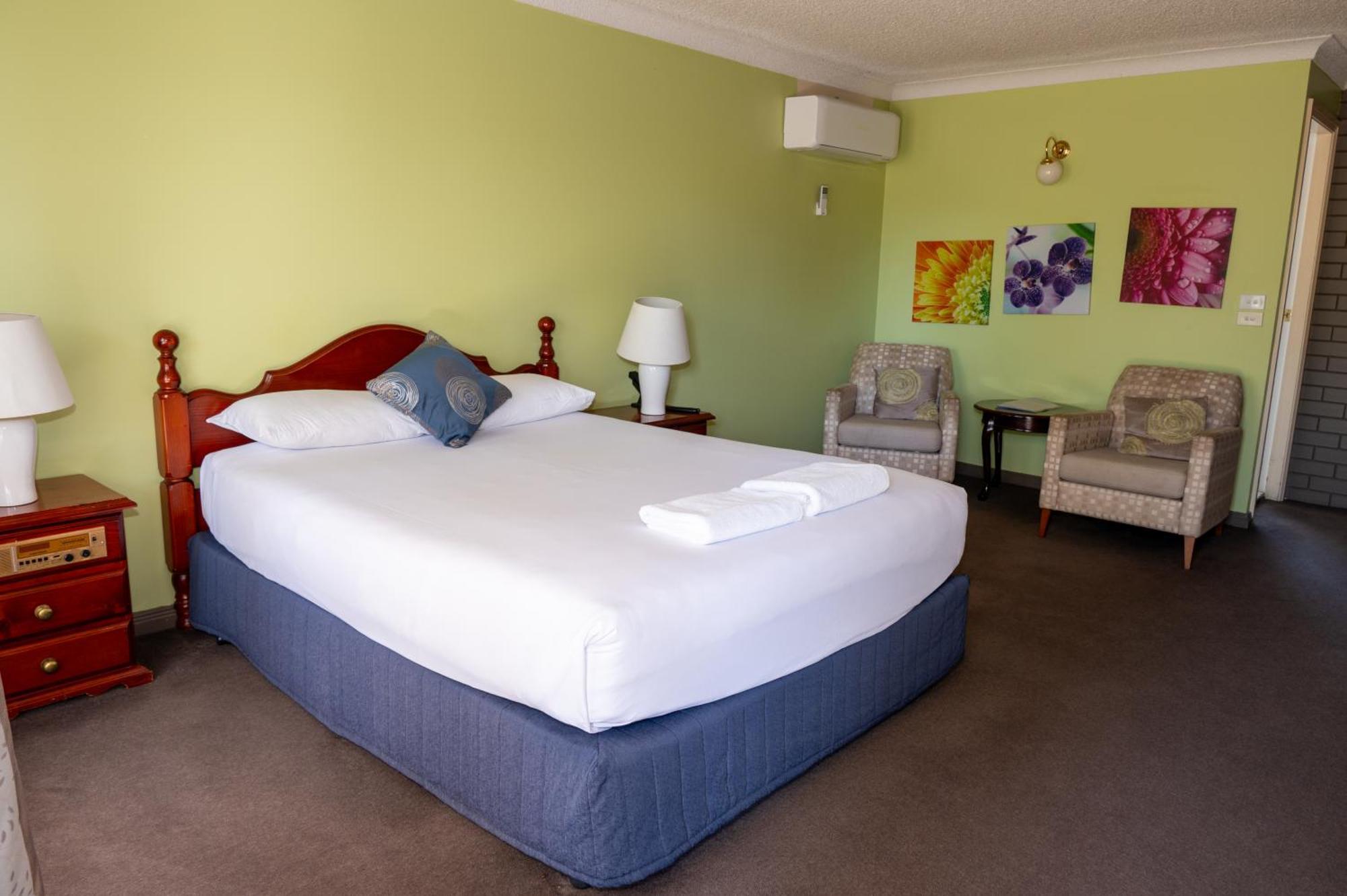 Tumut Valley Motel Pet Friendly Bagian luar foto