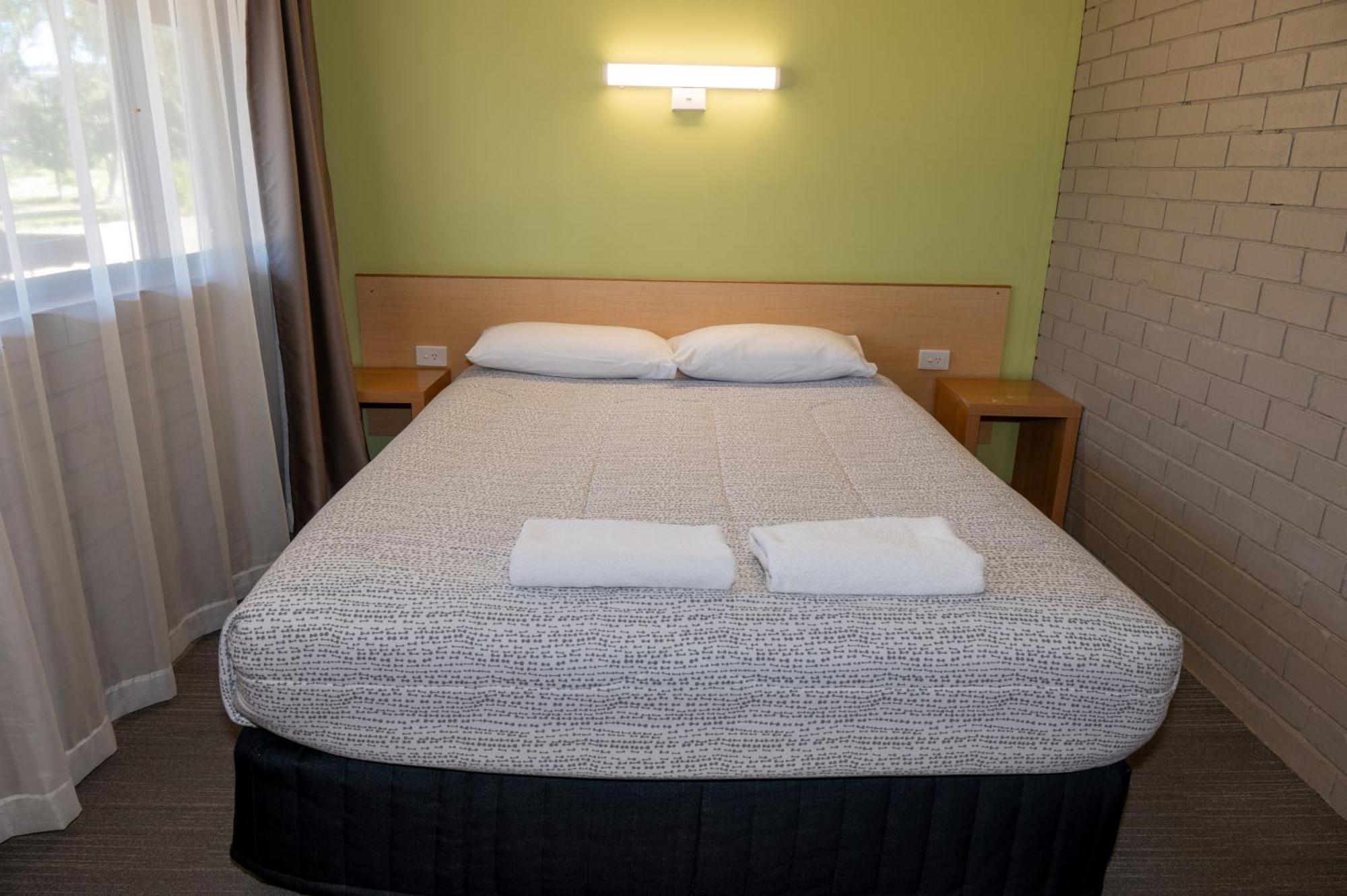 Tumut Valley Motel Pet Friendly Bagian luar foto