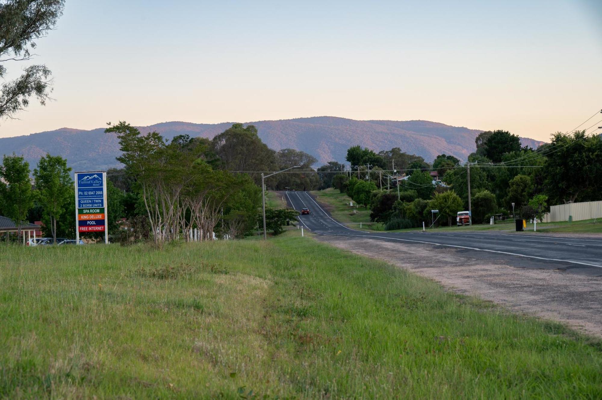 Tumut Valley Motel Pet Friendly Bagian luar foto