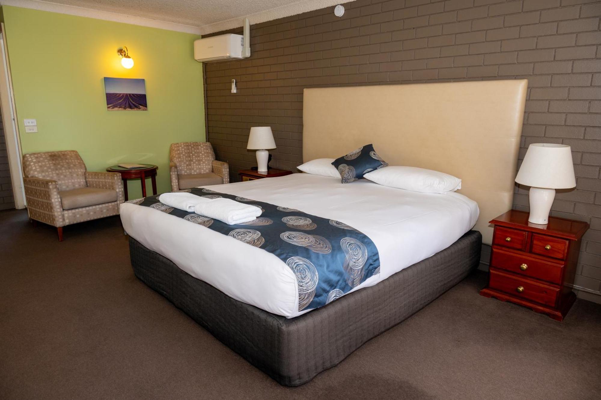 Tumut Valley Motel Pet Friendly Bagian luar foto