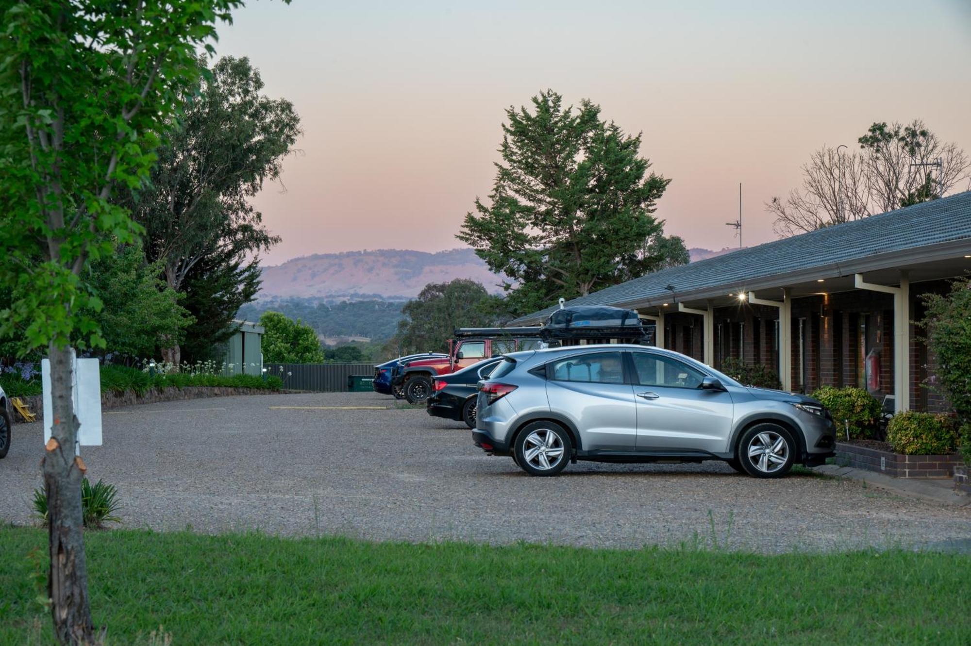 Tumut Valley Motel Pet Friendly Bagian luar foto