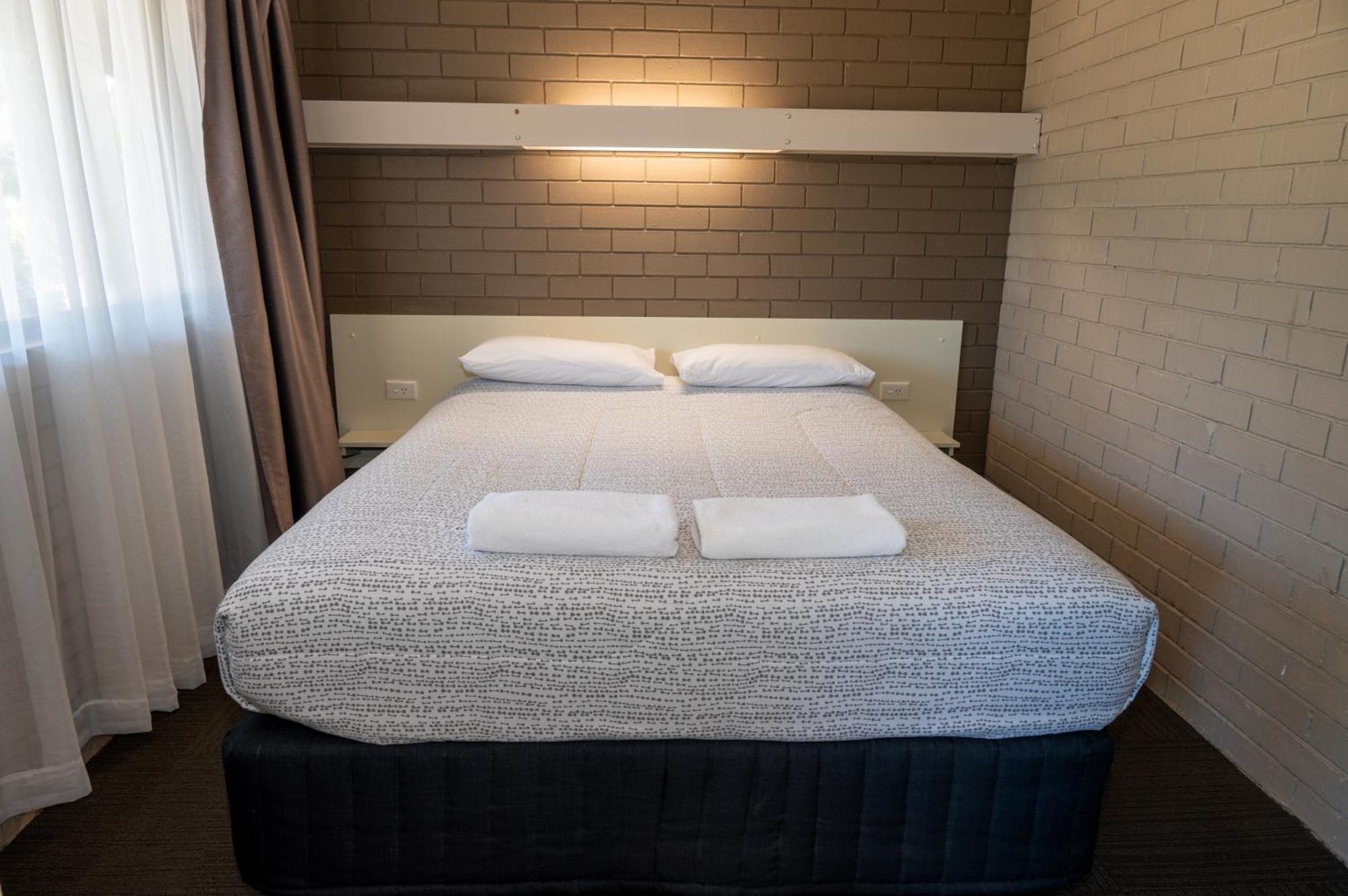Tumut Valley Motel Pet Friendly Bagian luar foto