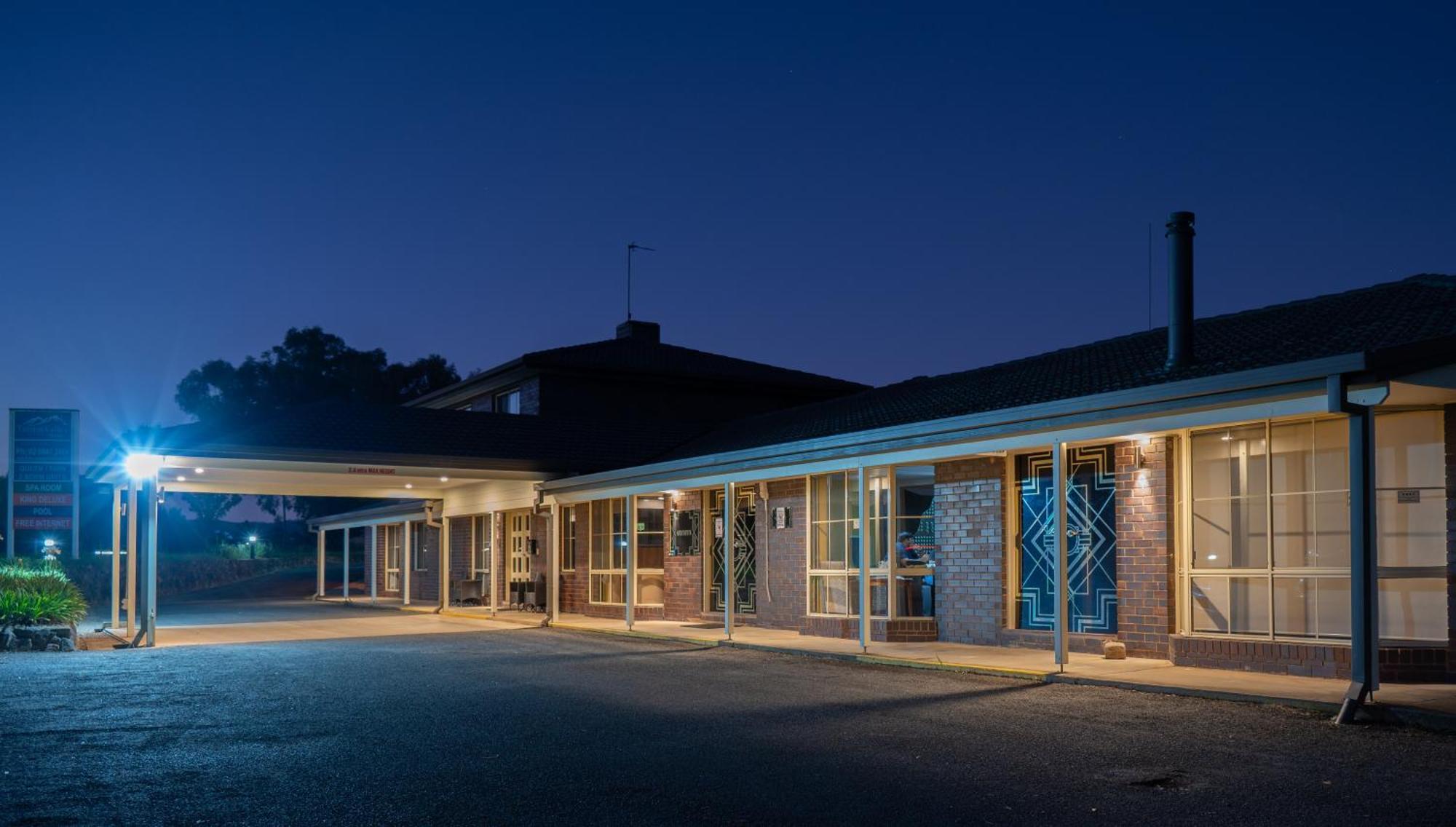 Tumut Valley Motel Pet Friendly Bagian luar foto