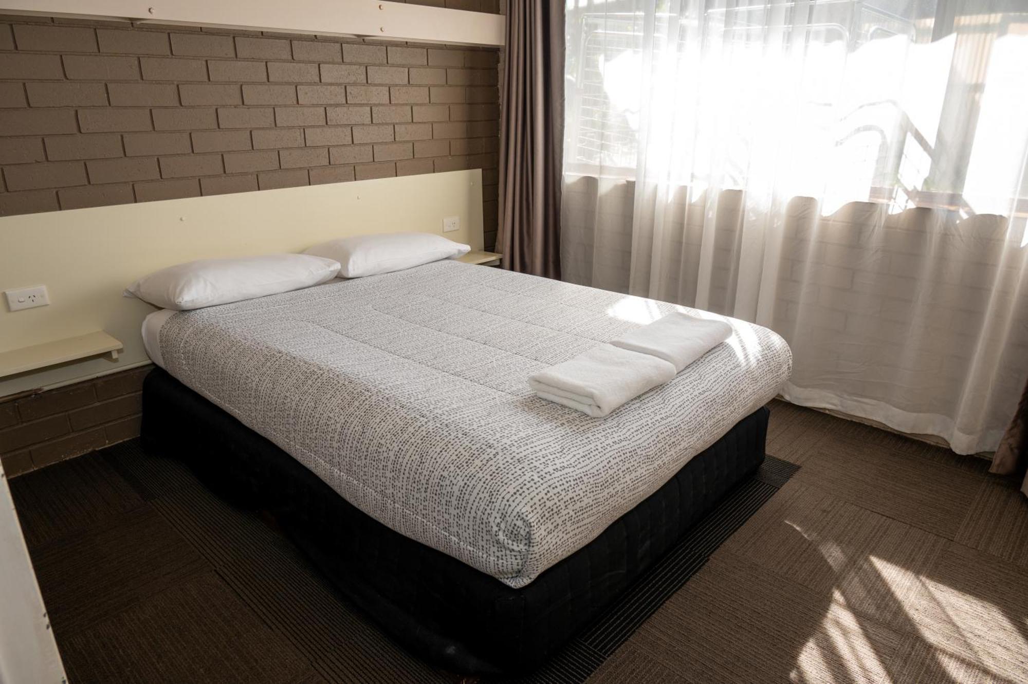 Tumut Valley Motel Pet Friendly Bagian luar foto