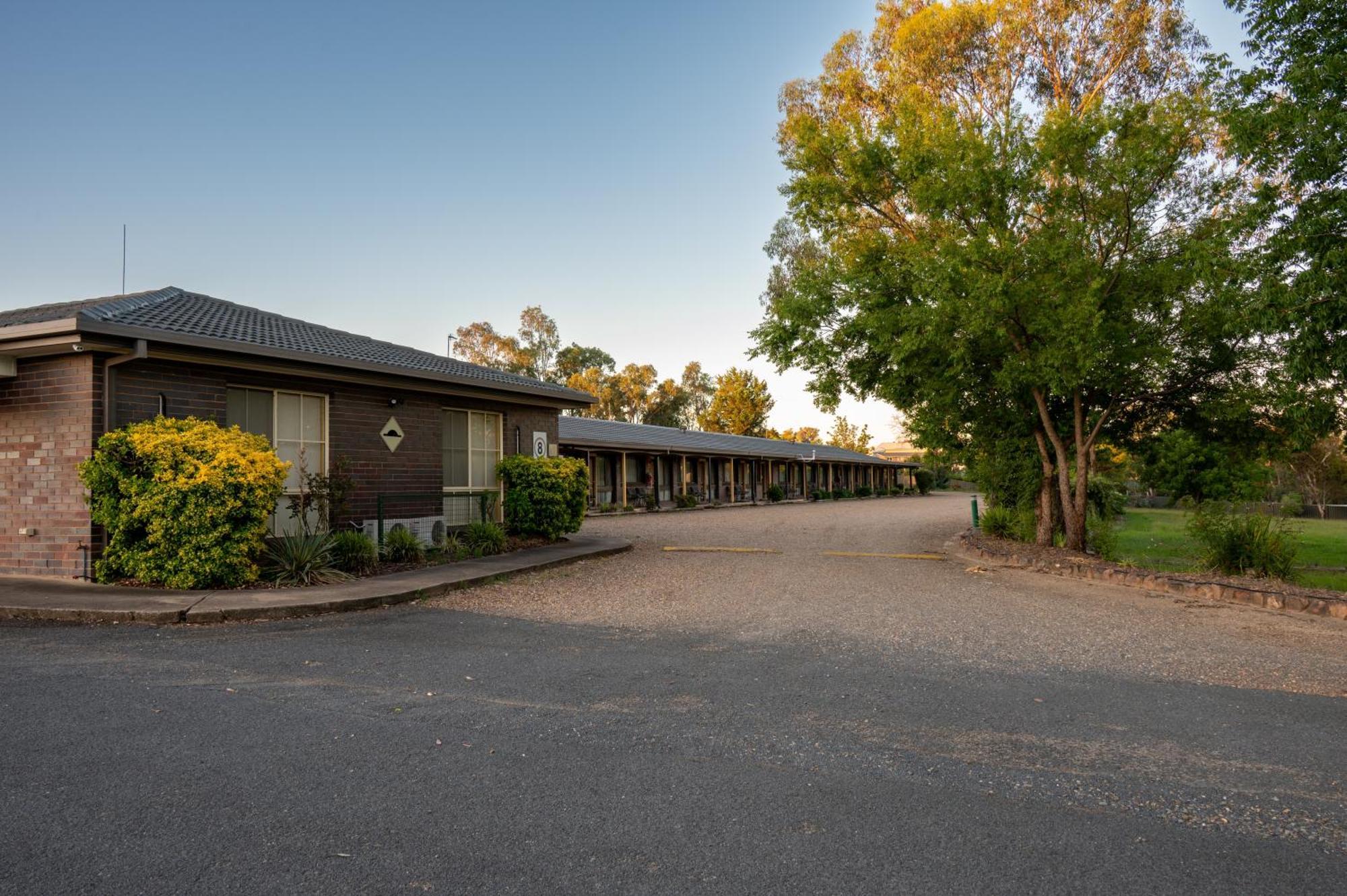 Tumut Valley Motel Pet Friendly Bagian luar foto