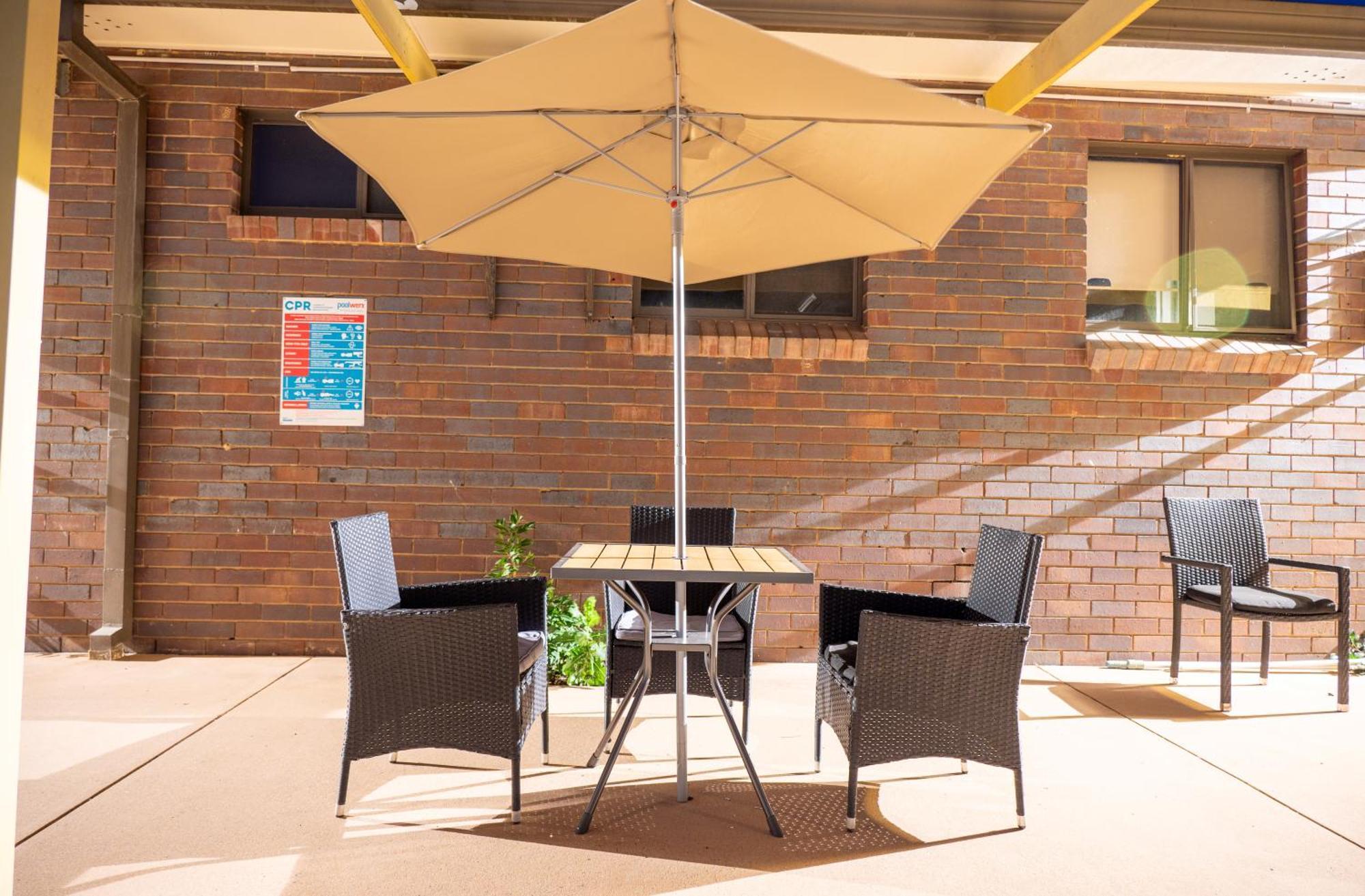 Tumut Valley Motel Pet Friendly Bagian luar foto