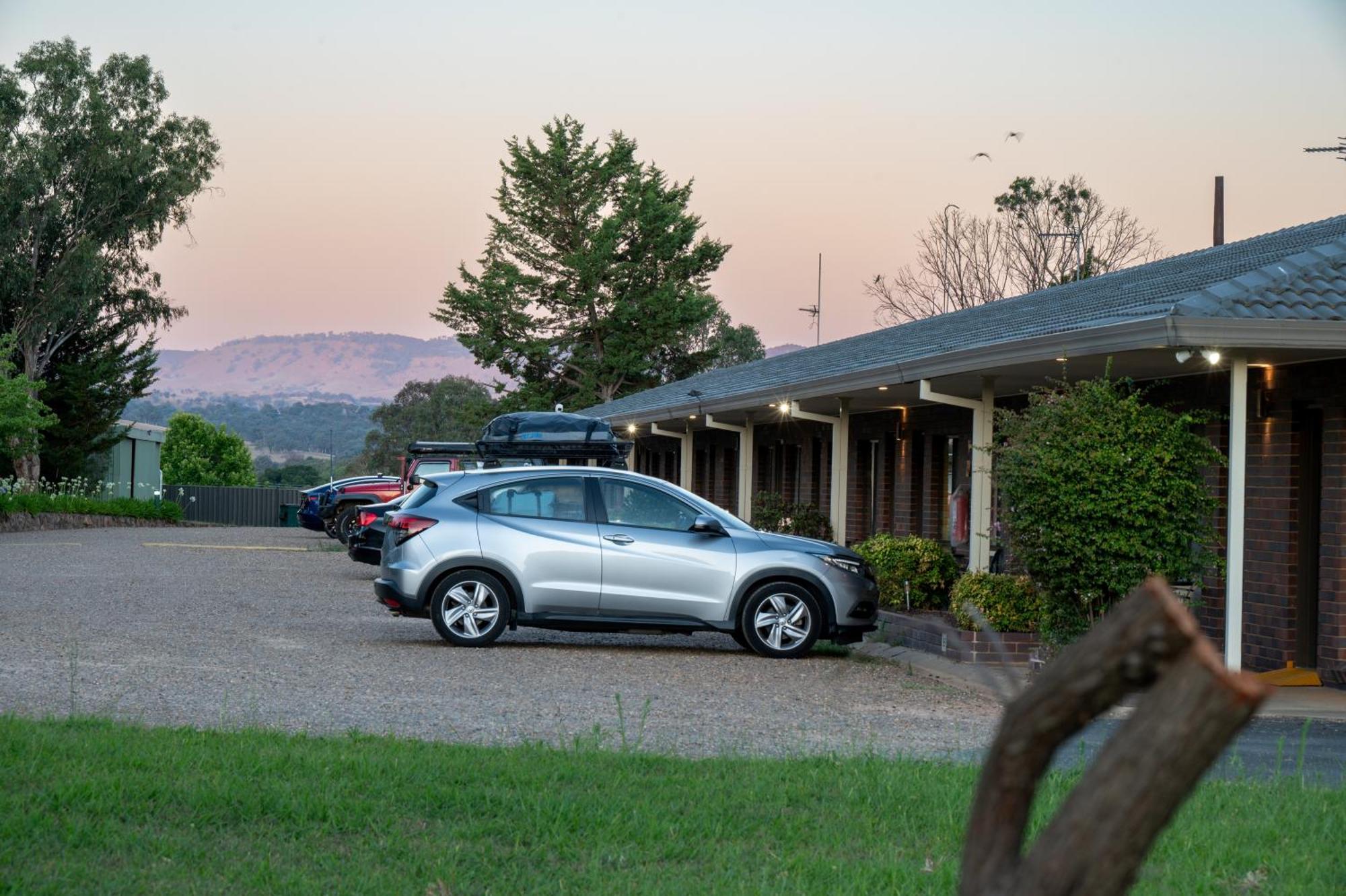 Tumut Valley Motel Pet Friendly Bagian luar foto