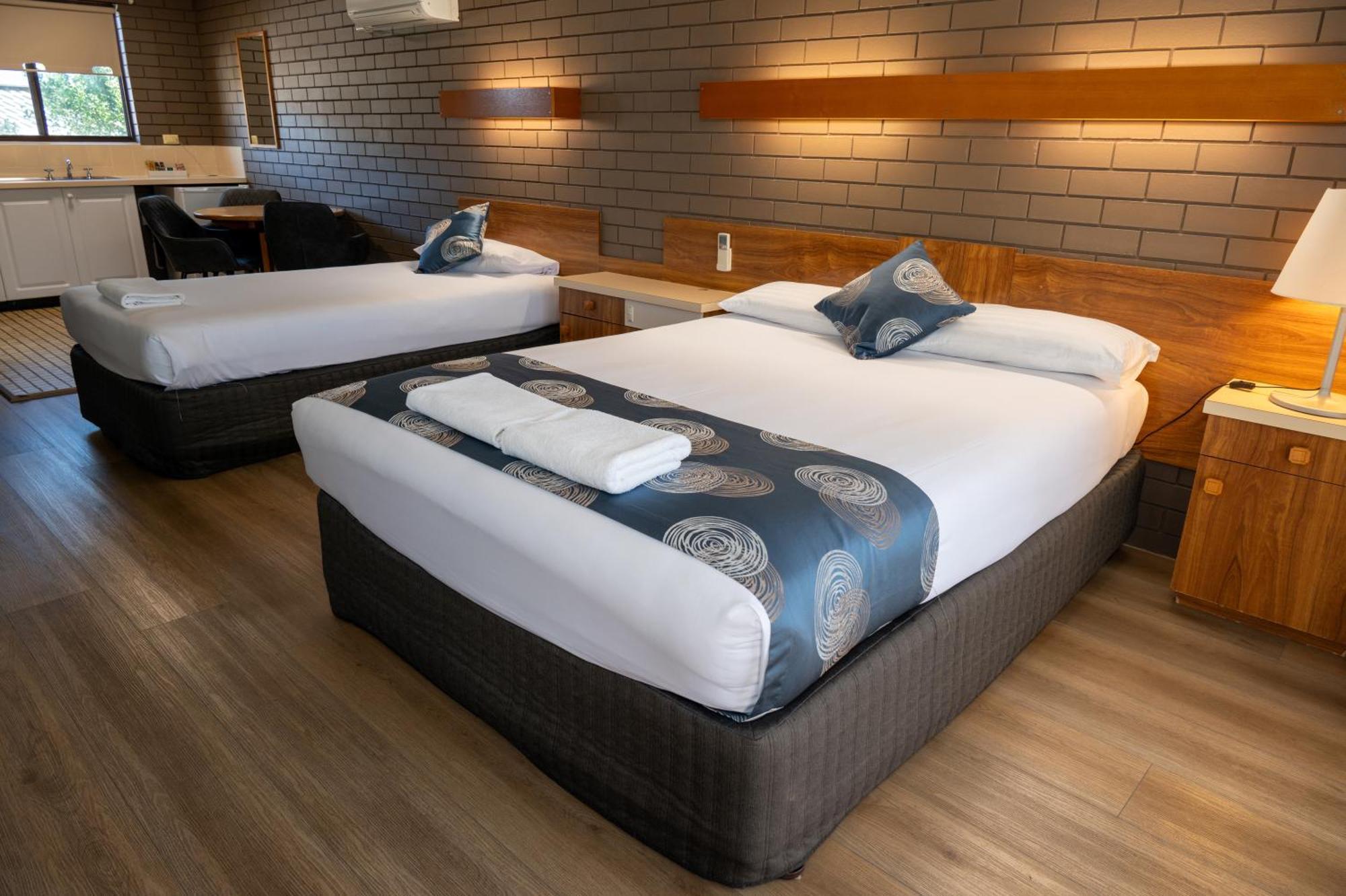 Tumut Valley Motel Pet Friendly Bagian luar foto