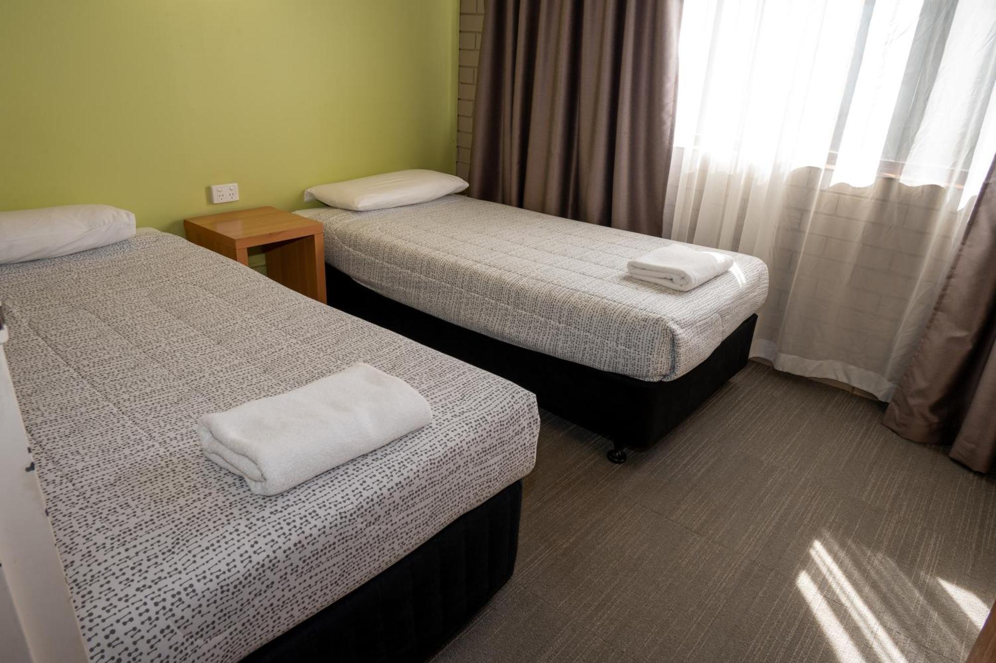 Tumut Valley Motel Pet Friendly Bagian luar foto