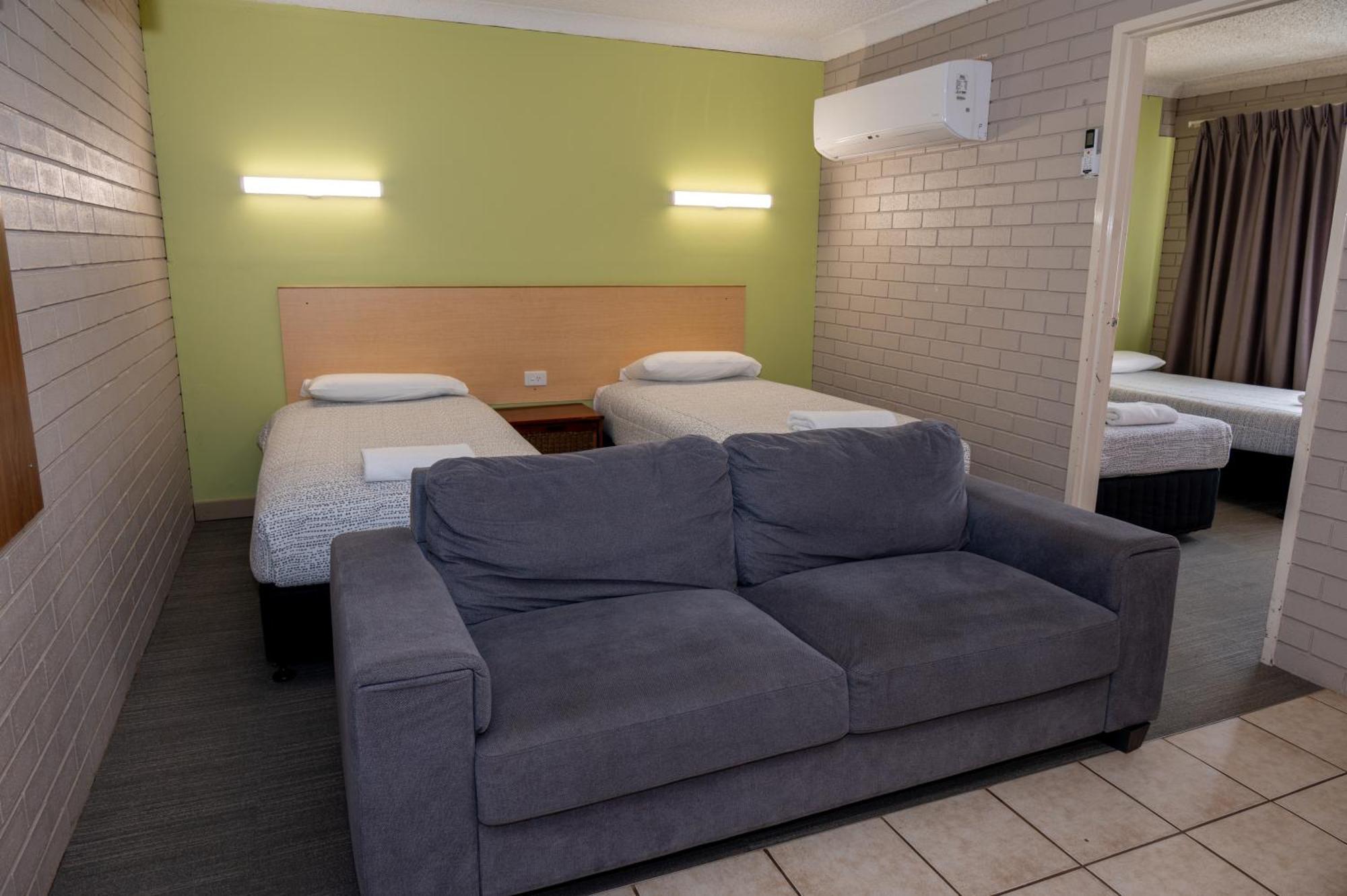 Tumut Valley Motel Pet Friendly Bagian luar foto