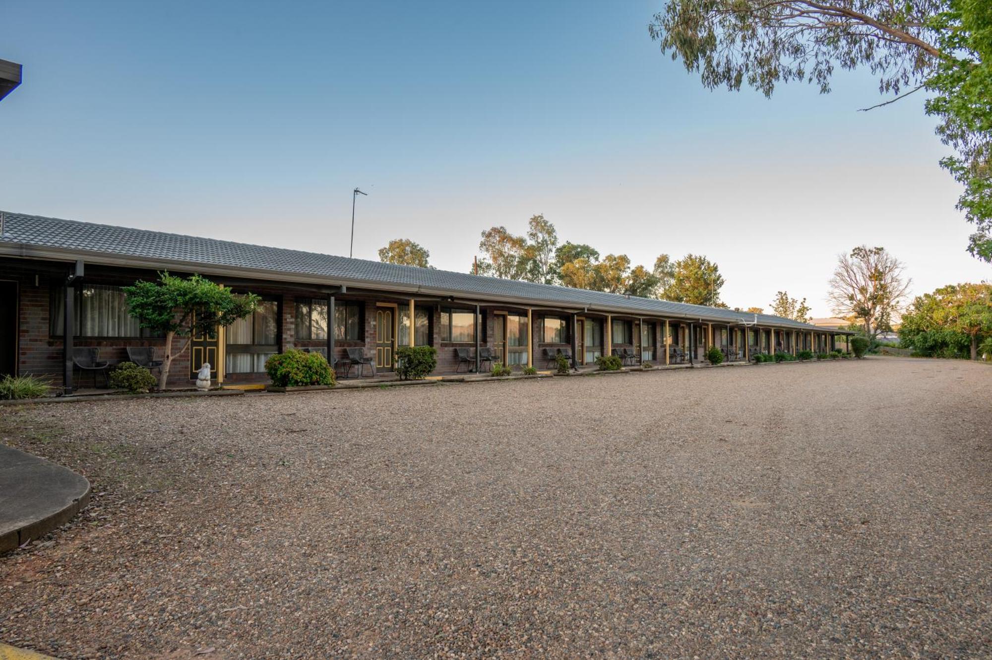 Tumut Valley Motel Pet Friendly Bagian luar foto