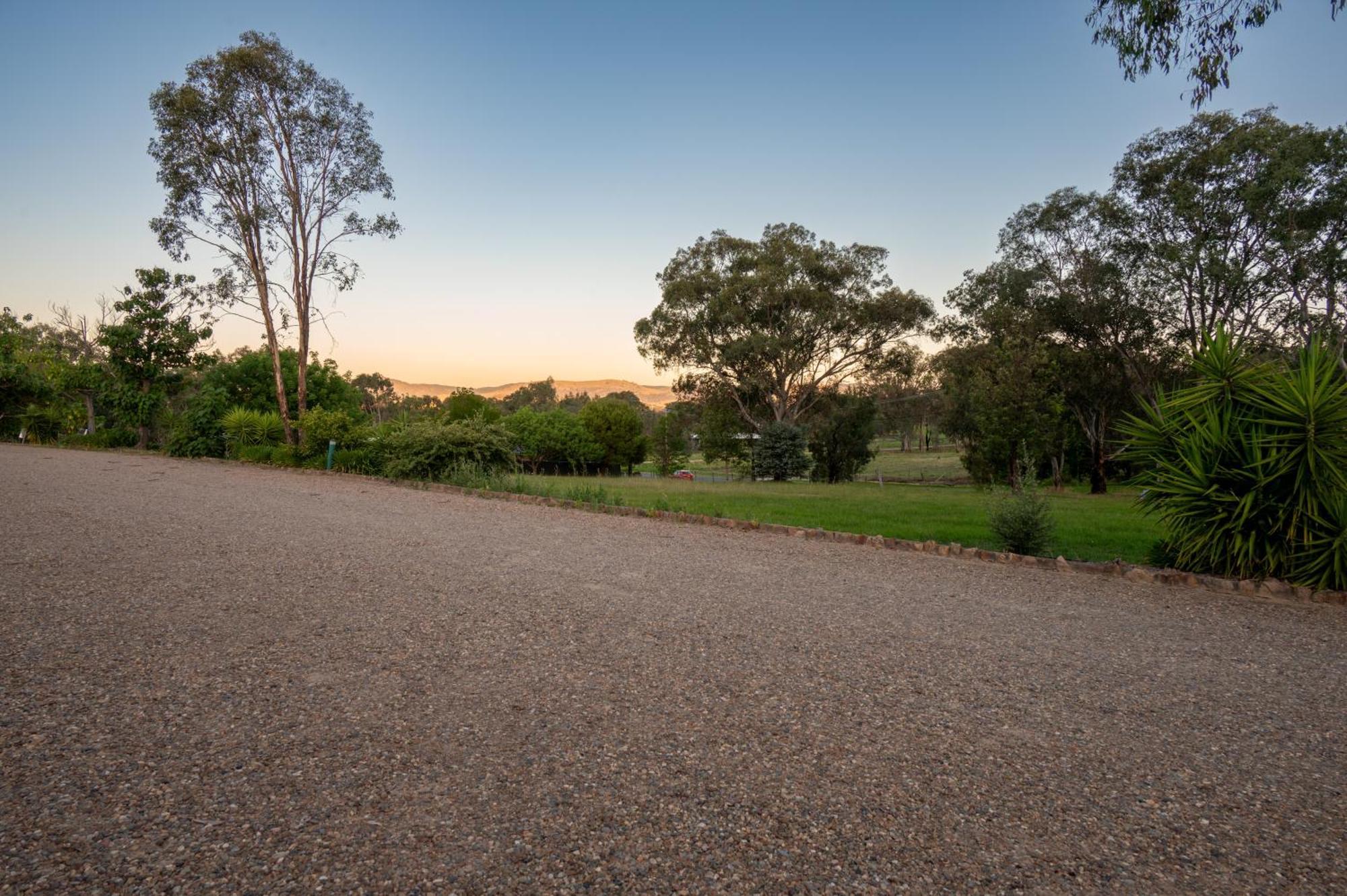 Tumut Valley Motel Pet Friendly Bagian luar foto