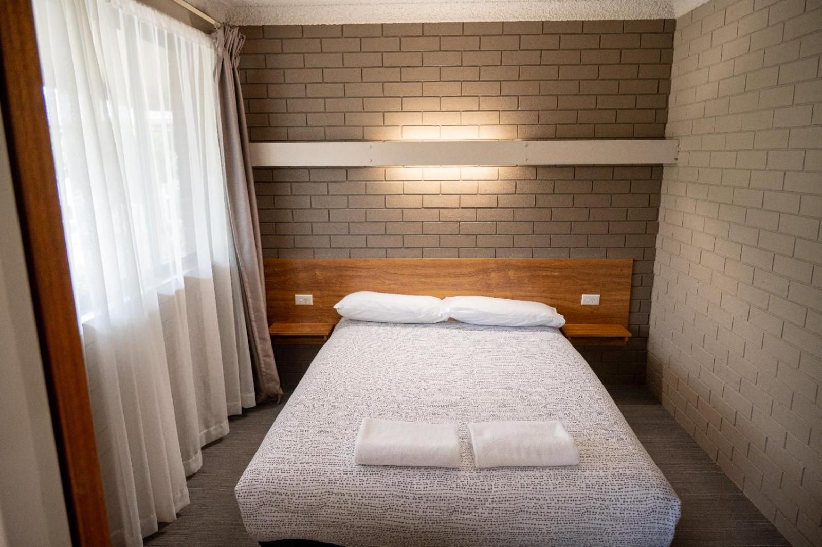 Tumut Valley Motel Pet Friendly Bagian luar foto