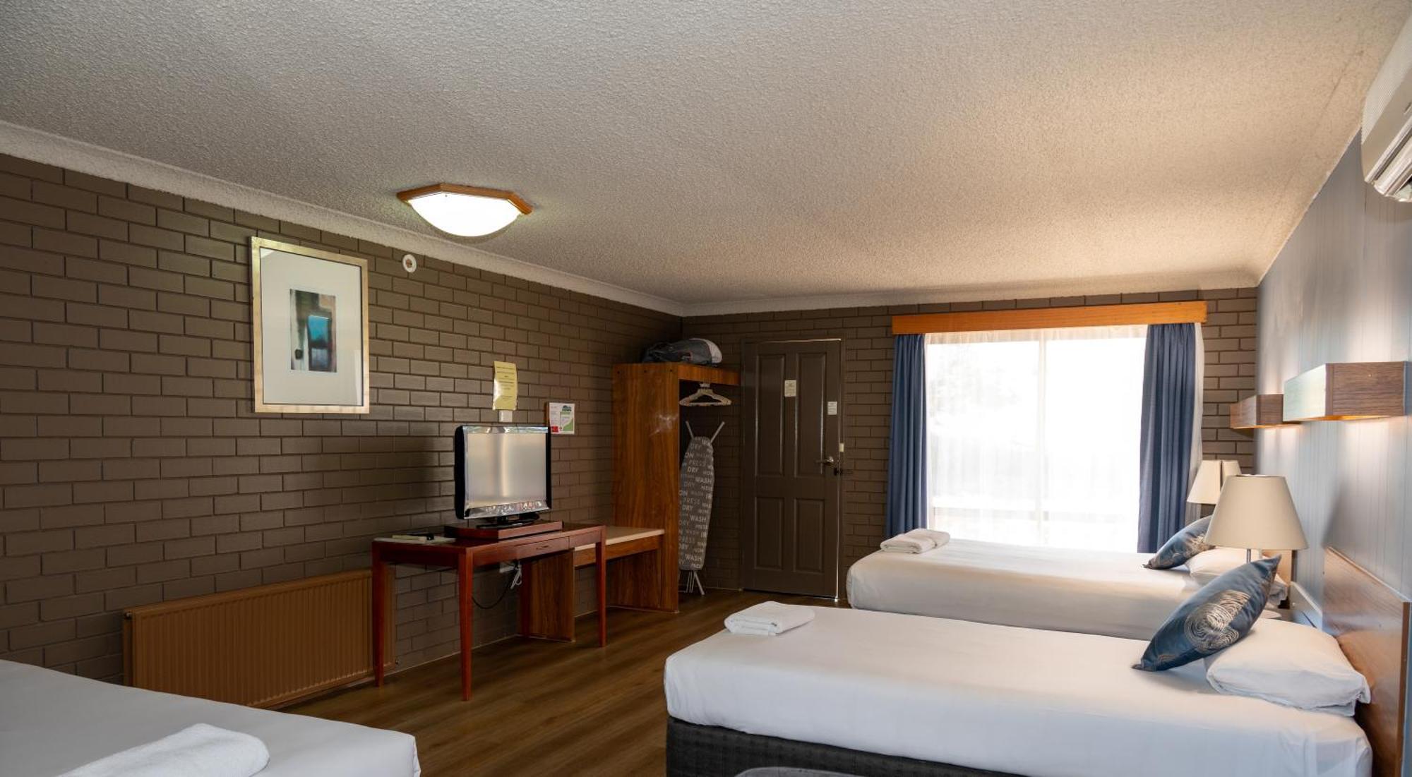 Tumut Valley Motel Pet Friendly Bagian luar foto