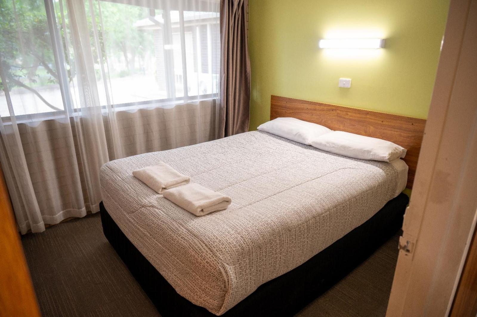 Tumut Valley Motel Pet Friendly Bagian luar foto