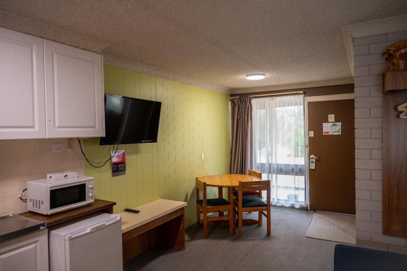 Tumut Valley Motel Pet Friendly Bagian luar foto