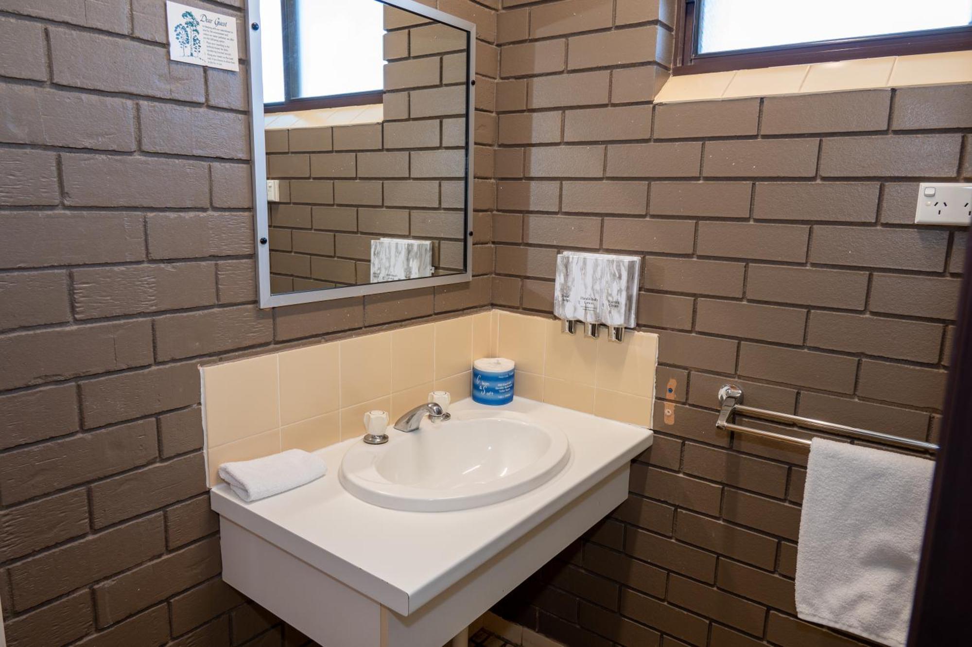 Tumut Valley Motel Pet Friendly Bagian luar foto