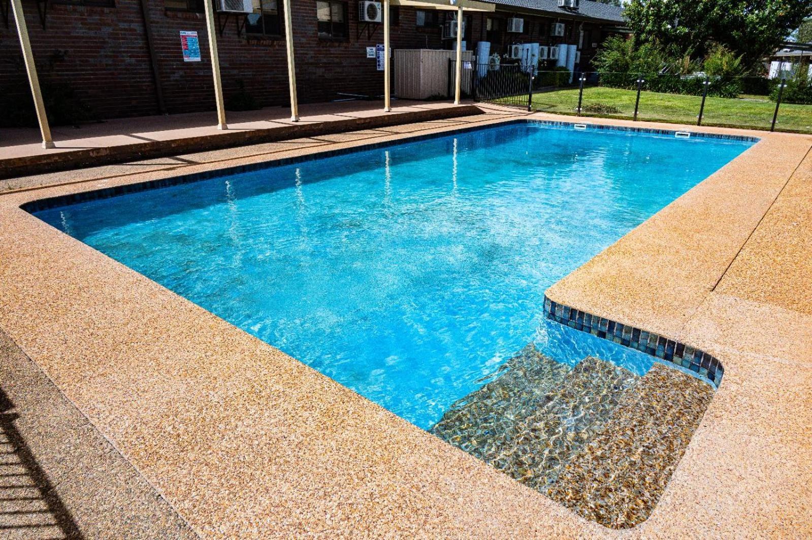 Tumut Valley Motel Pet Friendly Bagian luar foto