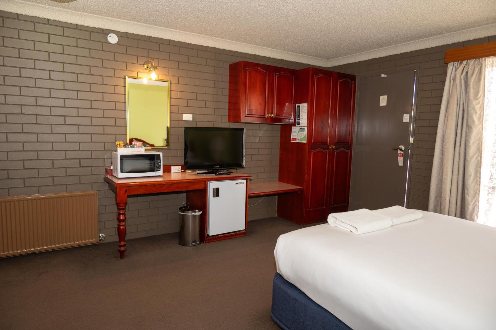 Tumut Valley Motel Pet Friendly Bagian luar foto