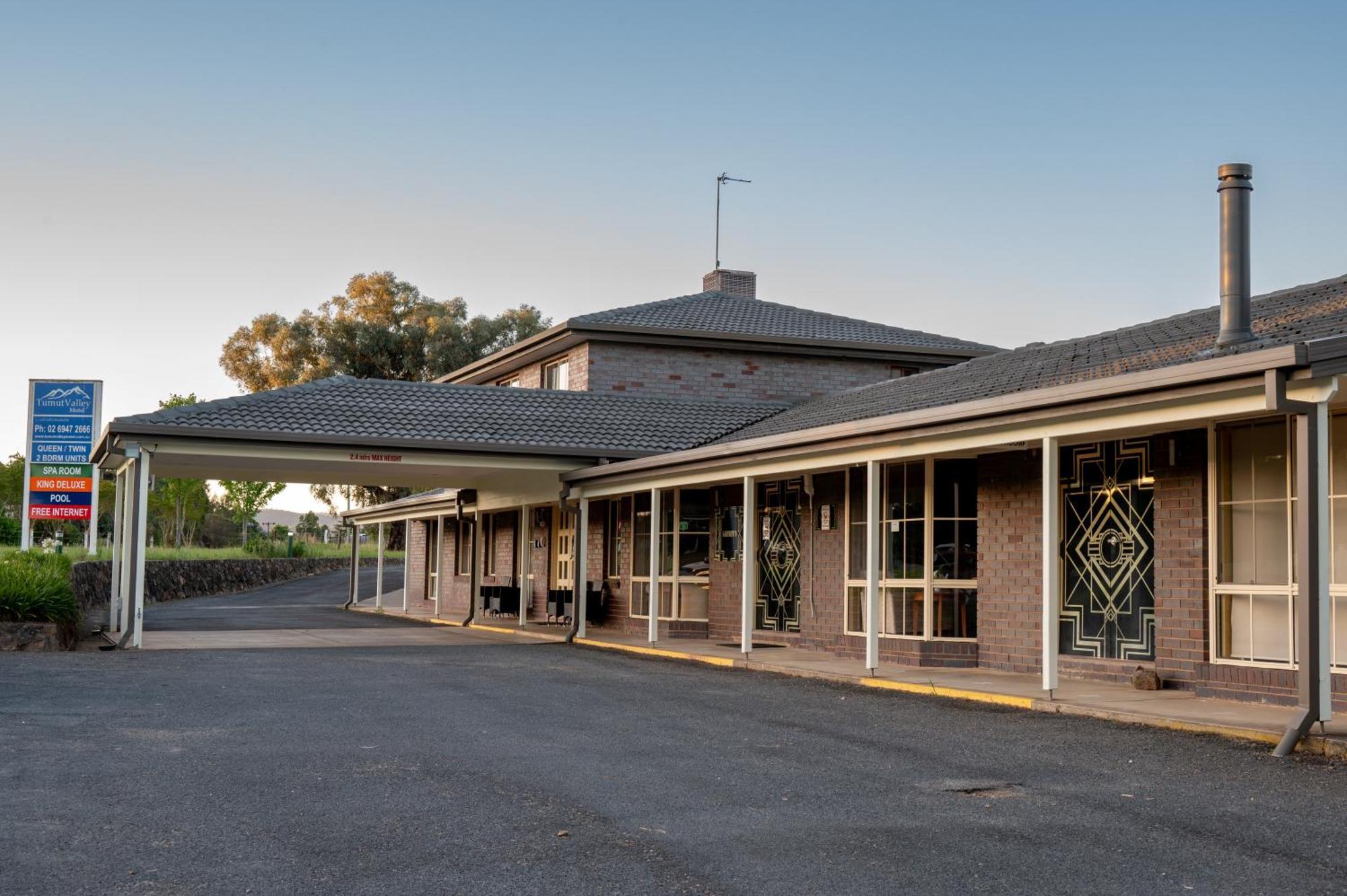 Tumut Valley Motel Pet Friendly Bagian luar foto