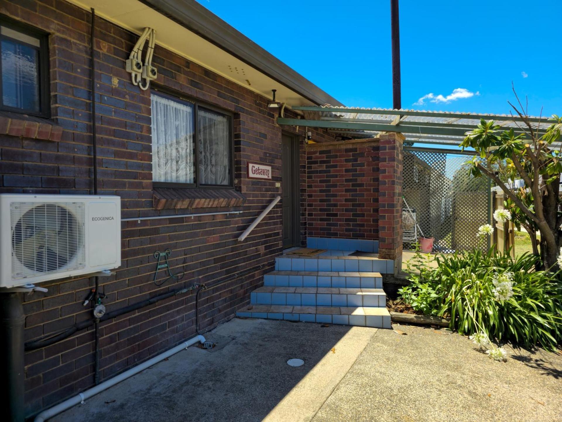 Tumut Valley Motel Pet Friendly Bagian luar foto