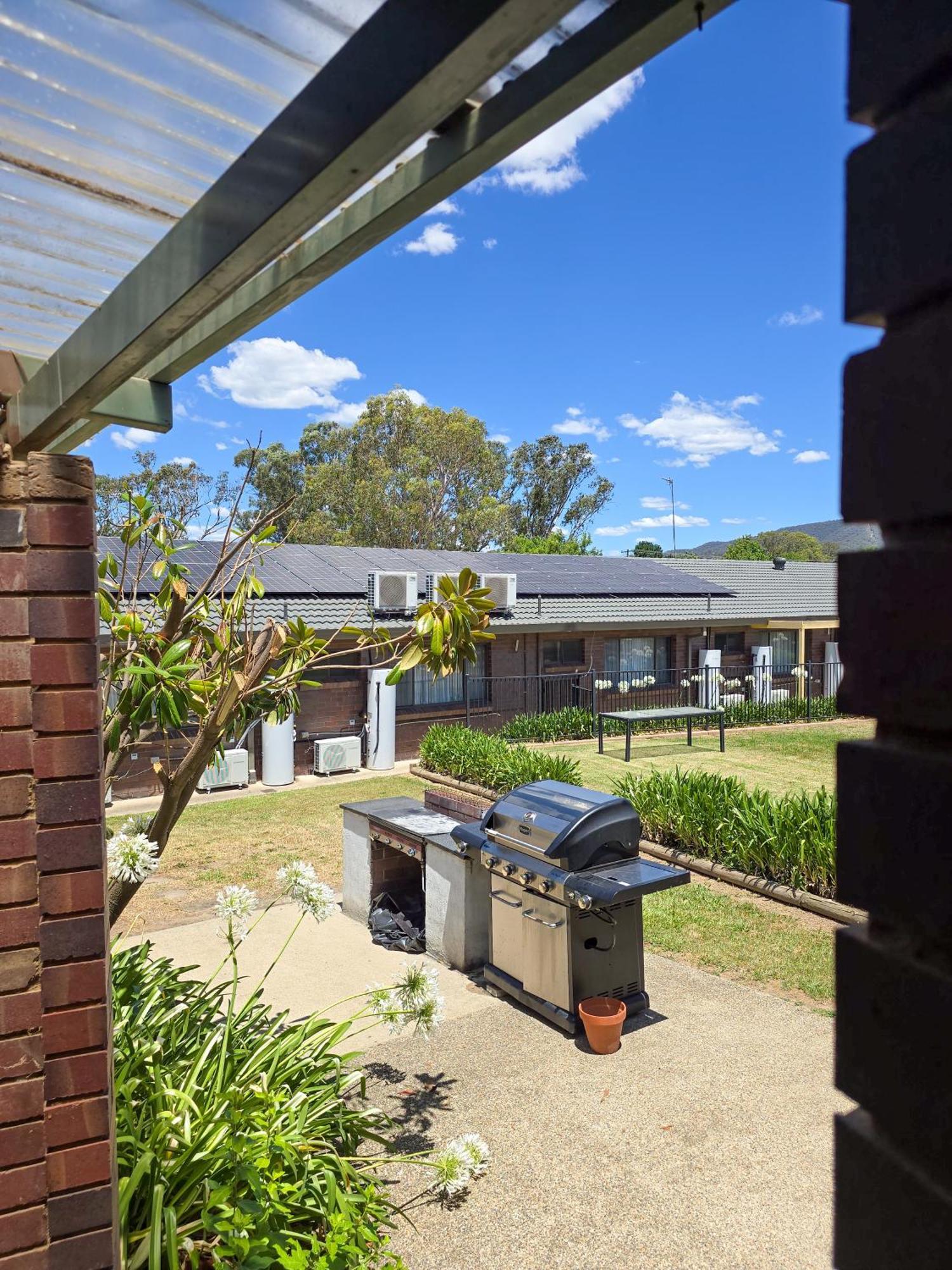 Tumut Valley Motel Pet Friendly Bagian luar foto
