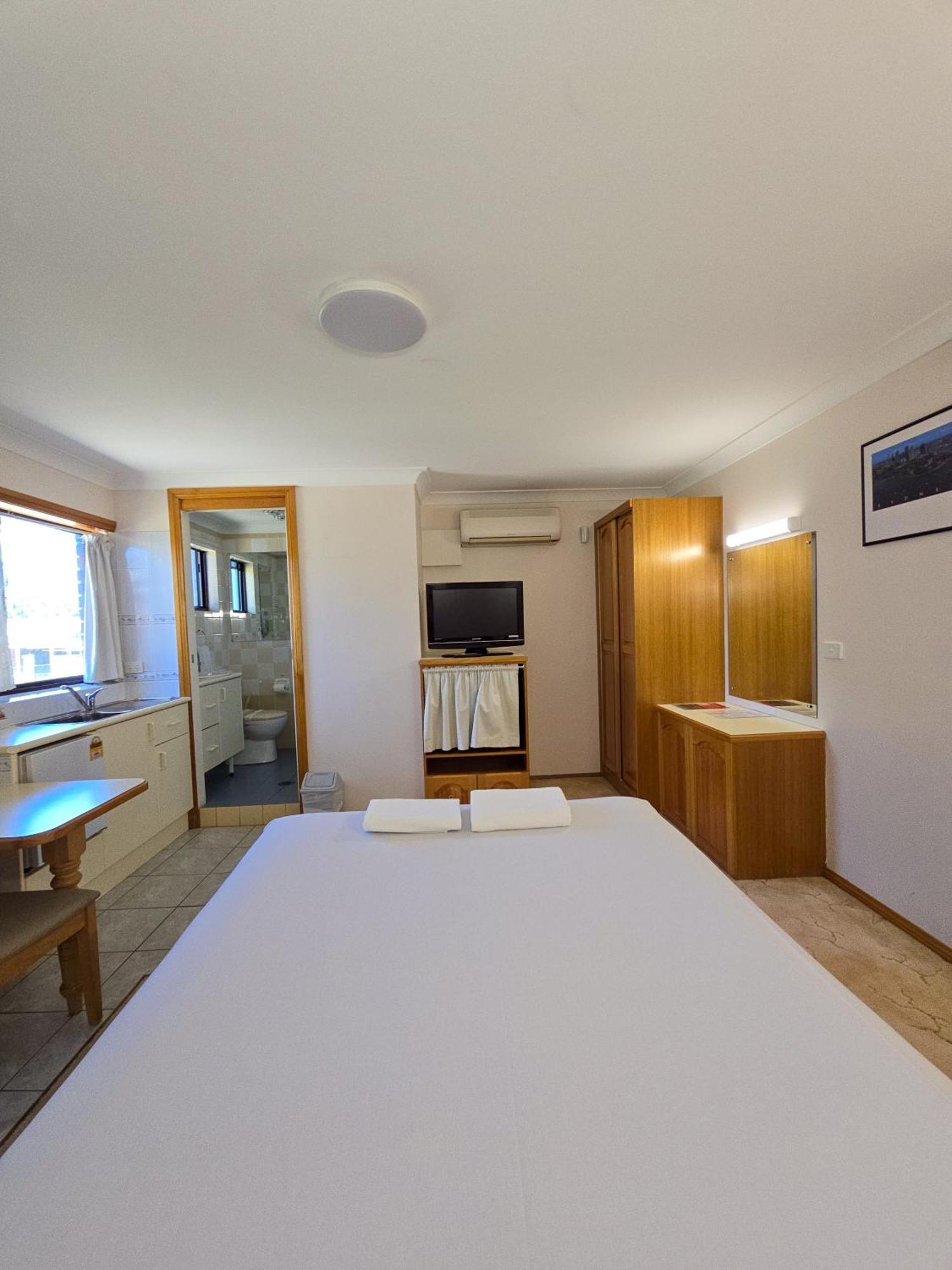 Tumut Valley Motel Pet Friendly Bagian luar foto