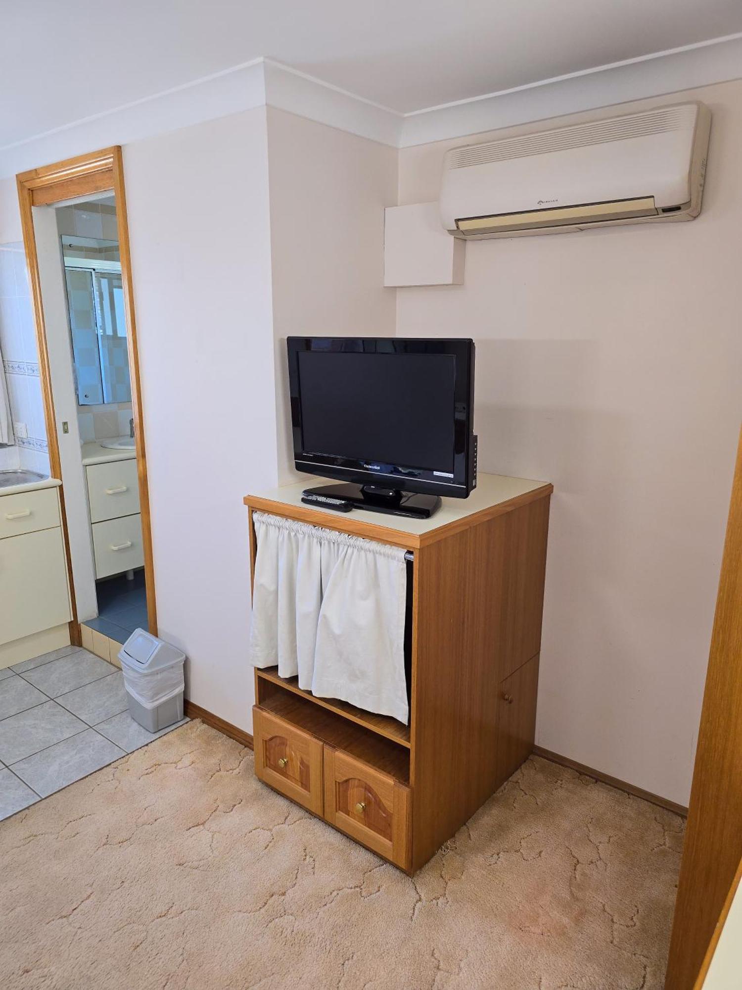 Tumut Valley Motel Pet Friendly Bagian luar foto