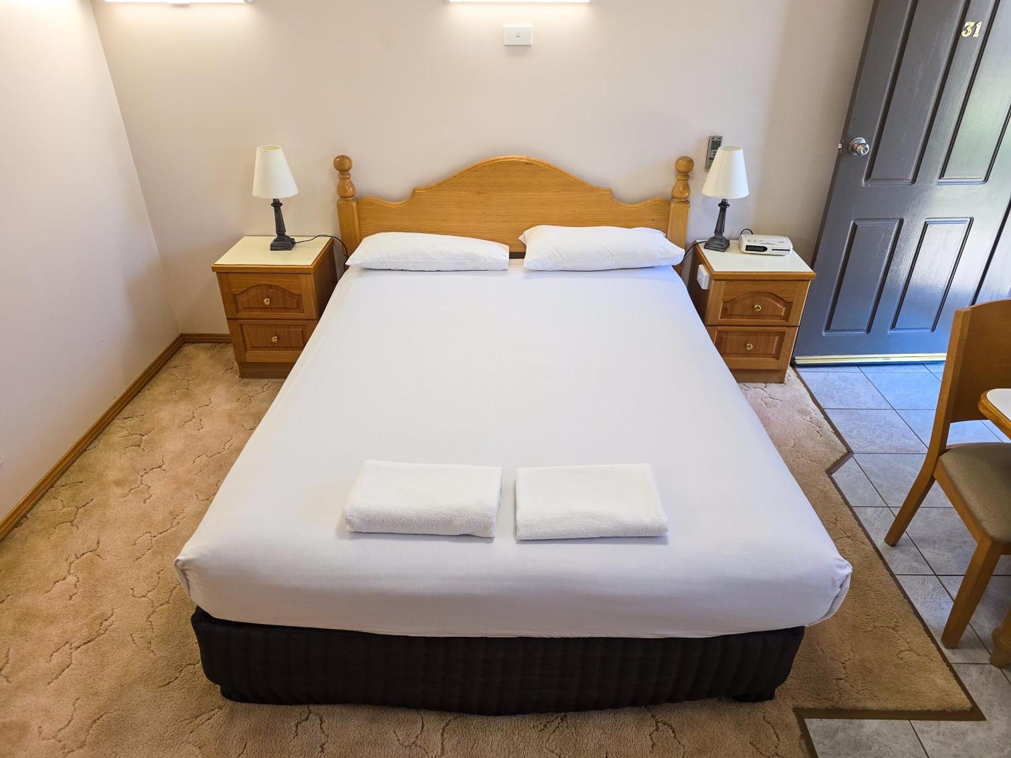 Tumut Valley Motel Pet Friendly Bagian luar foto
