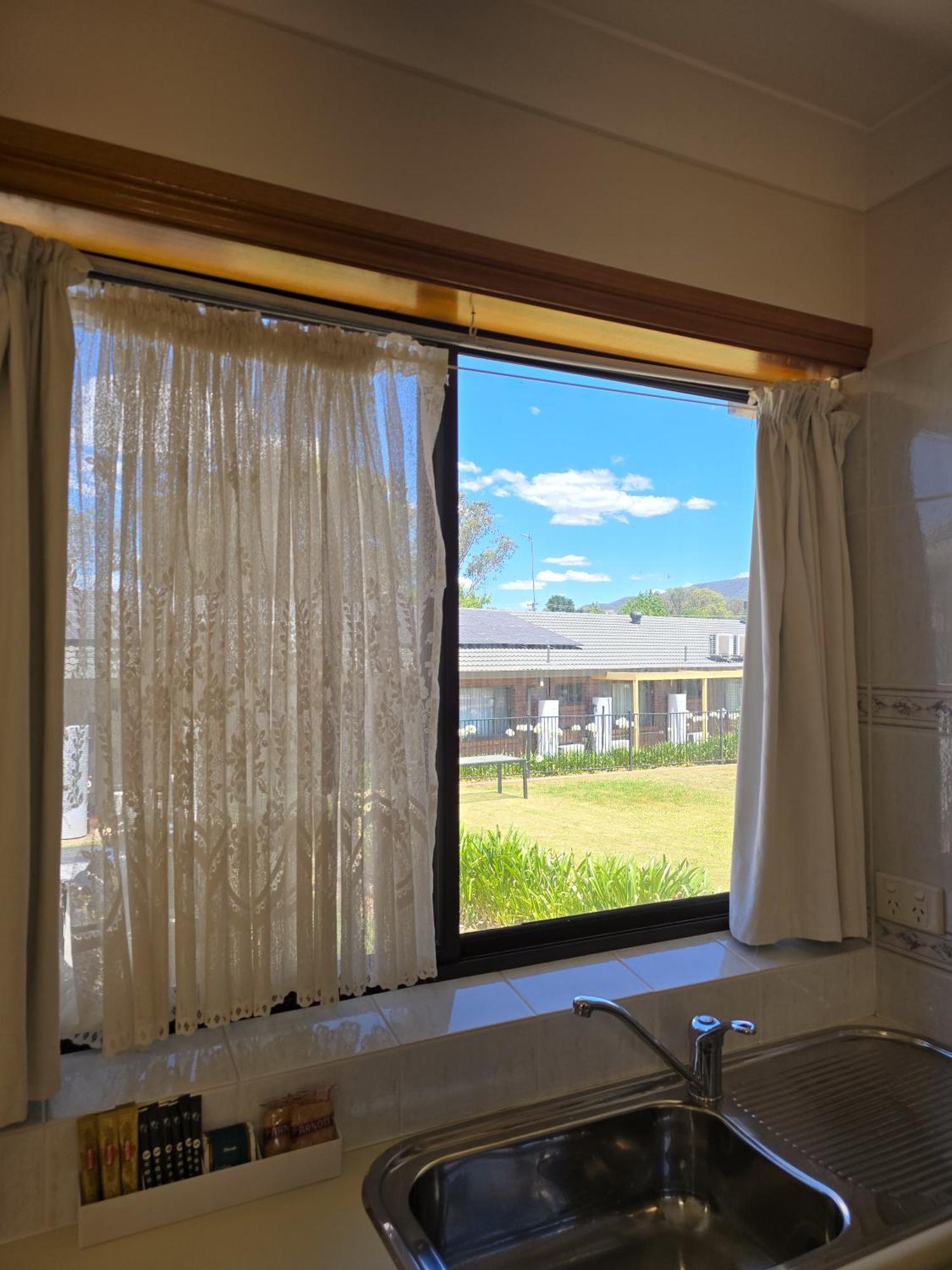 Tumut Valley Motel Pet Friendly Bagian luar foto