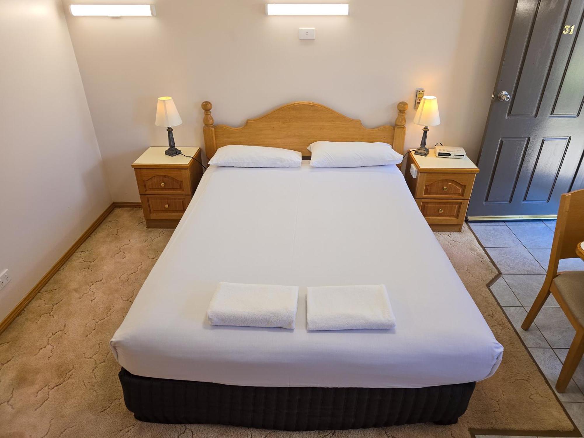 Tumut Valley Motel Pet Friendly Bagian luar foto