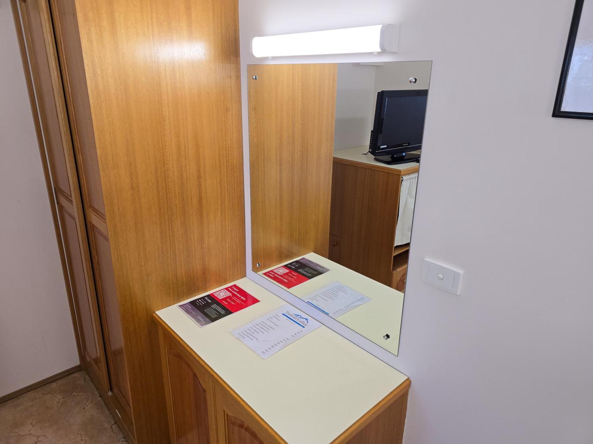 Tumut Valley Motel Pet Friendly Bagian luar foto