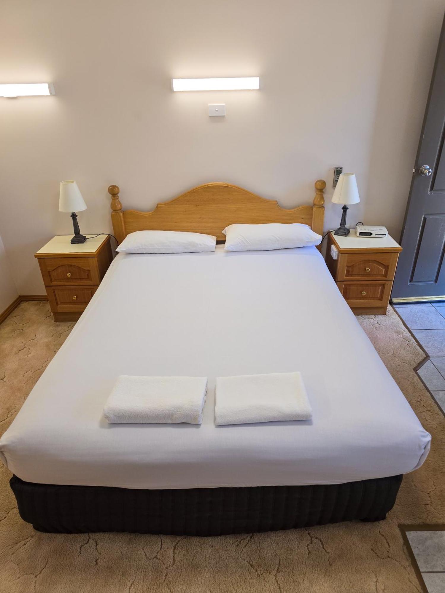 Tumut Valley Motel Pet Friendly Bagian luar foto