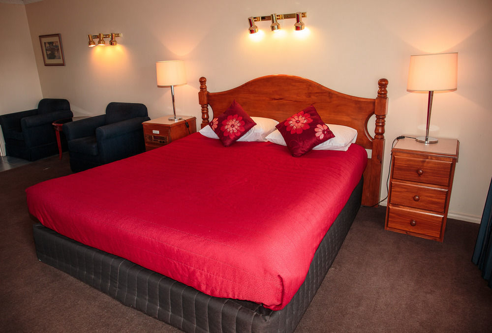 Tumut Valley Motel Pet Friendly Bagian luar foto
