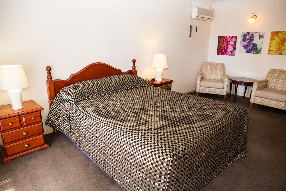 Tumut Valley Motel Pet Friendly Bagian luar foto