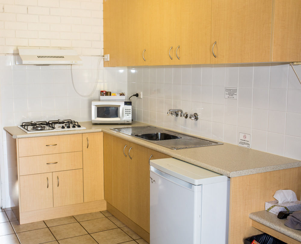 Tumut Valley Motel Pet Friendly Bagian luar foto