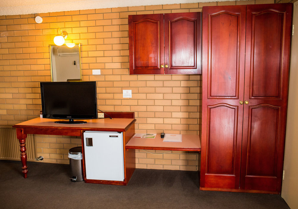 Tumut Valley Motel Pet Friendly Bagian luar foto